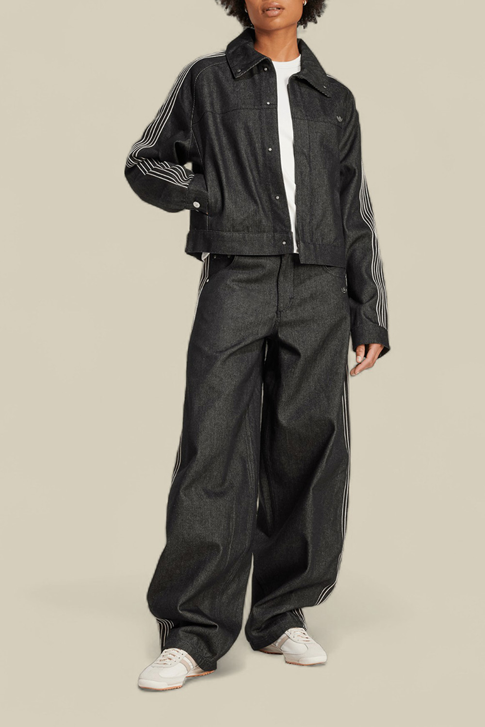 תמונת כל הלוק של מכנסי ג'ינס בגזרת בלון